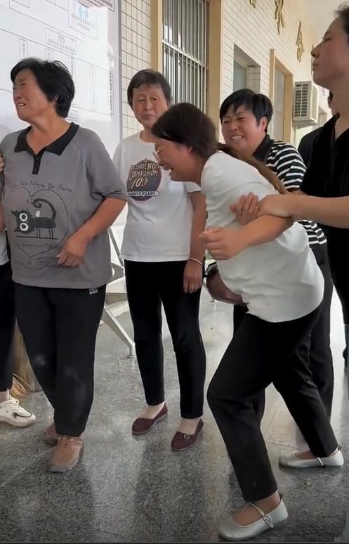摸照片痛哭妻子崩溃晕厥车祸原因曝光pg电子平台34岁卡车司机去世父母(图2)